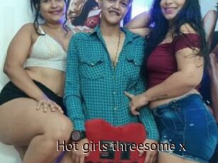 Hot_girls_threesome_x